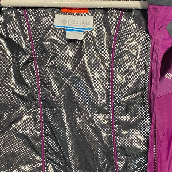 Columbia jacket with Omni heat and omni technology perfect for outdoors winter. - Picture 5 of 10